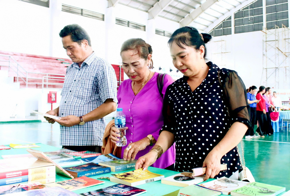 Đông đảo người dân huyện Trà Ôn thích thú với mô hình “Phụ nữ Bình Thạnh - Cùng sách xuống phố”