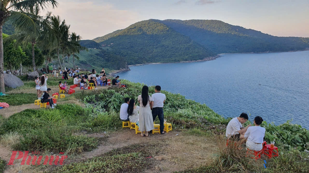 Còn với các bạn trẻ, từ lâu đây đã là view hóng mát uống nước “triệu đô”.