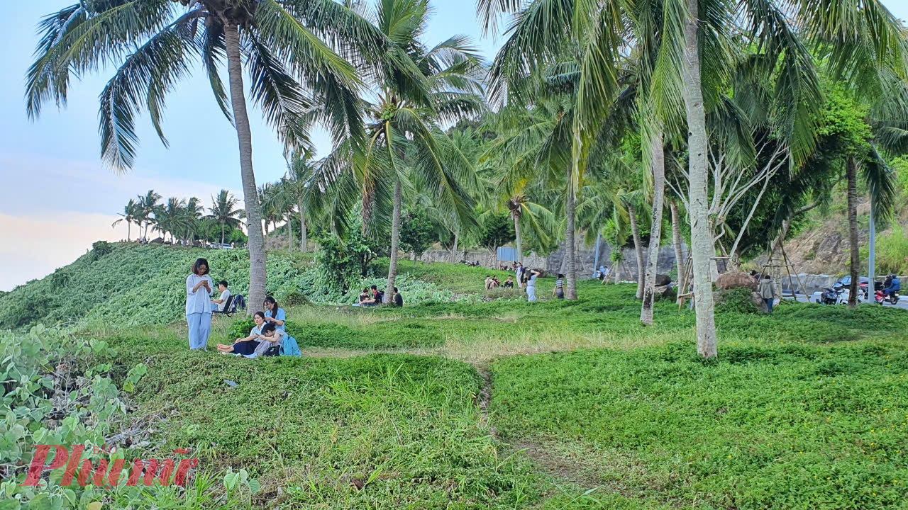 Bạn Lê Hoàng Như, sinh viên trường ĐH Duy Tân, vui kể: Thỉnh thoảng vào những chiều rảnh rỗi, chúng em lại kéo nhau lên đây hóng mát, uống nước, trò chuyện. Một bên núi, một bên biển, cảnh đẹp kỳ vỹ, tránh xa ồn ào ở dưới phố, cảm giác không chán.