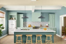 Quietude HGSW6212 của HGTV Home của Sherwin-Williams Quietude là một phần của Bộ sưu tập màu sắc lớn hơn của năm 2025 của HGTV Home by Sherwin-Williams . Đúng như tên gọi, tông màu này được chọn vì đặc tính làm dịu, mang đến phông nền tươi sáng nhưng thanh bình cho bất kỳ căn phòng nào. Ashley Banbury, giám đốc tiếp thị màu sắc của HGTV Home by Sherwin-Williams cho biết: Bộ sưu tập màu sắc 'Naturally Refined' thể hiện mong muốn về sự đơn giản và cuộc sống chậm rãi hơn. Trong bộ sưu tập, màu xanh lá cây xô thơm dịu nhẹ Quietude nổi bật là màu sắc của năm 2025 và tạo bối cảnh cho một không gian yên tĩnh để thúc đẩy sự thư giãn.