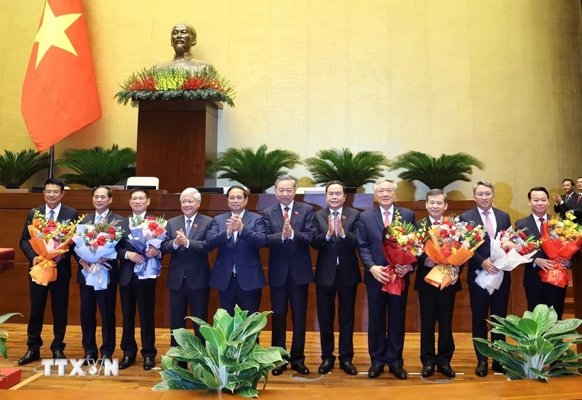 Lãnh đạo Đảng, Nhà nước tặng hoa chúc mừng các tân Phó Thủ tướng, Bộ trưởng, Chánh án Tòa án Nhân dân tối cao, Viện trưởng Viện Kiểm sát Nhân dân tối cao. (Ảnh: TTXVN)