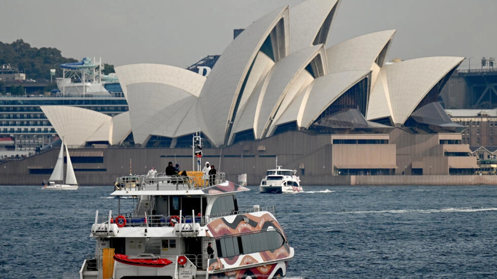 Một chiếc thuyền ở Cảng Sydney vào ngày 20 tháng 8, nơi nhiều cư dân hoan nghênh luật mới cho phép họ ngắt kết nối khỏi công việc khi không làm nhiệm vụ © Saeed KHAN / AFP/File