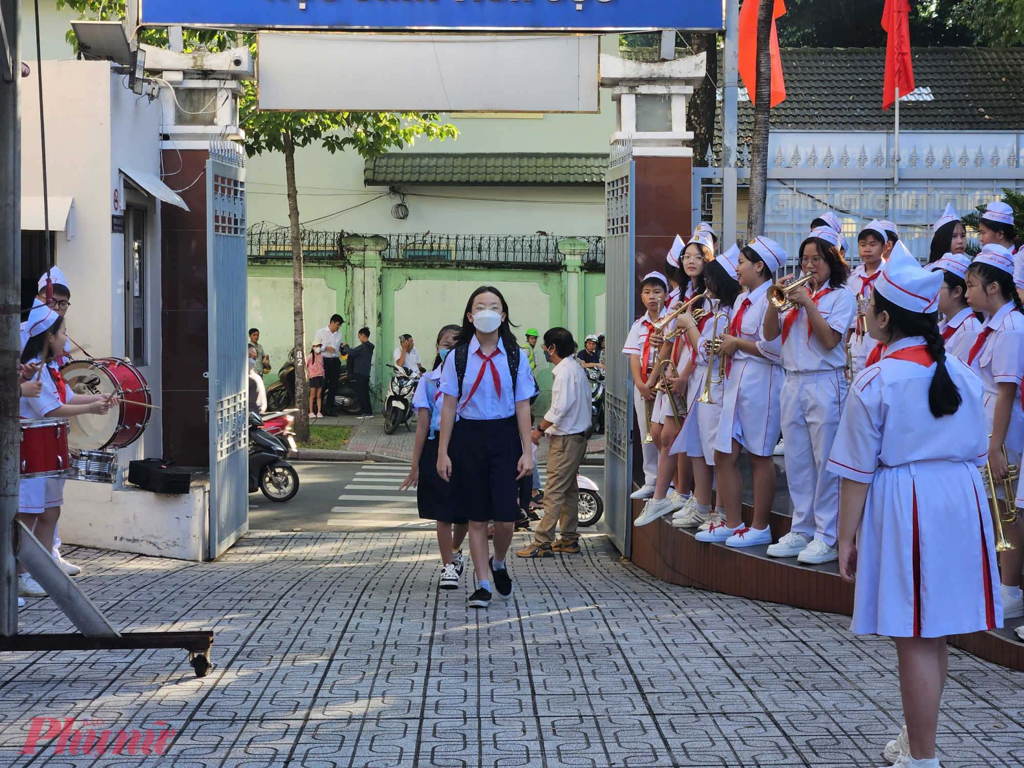 Học sinh Trường THCS Võ Trường Toản đến trường trong sự chào đón của dàn nghi lễ - Ảnh: Trang Thư