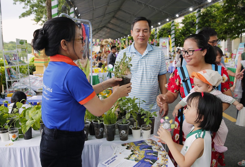 Kêu gọi mọi người cùng chung tay hướng đến môi trường xanh, ngày hội còn có hoạt động tặng cây giống cho khách tham gia - Ảnh: PMH