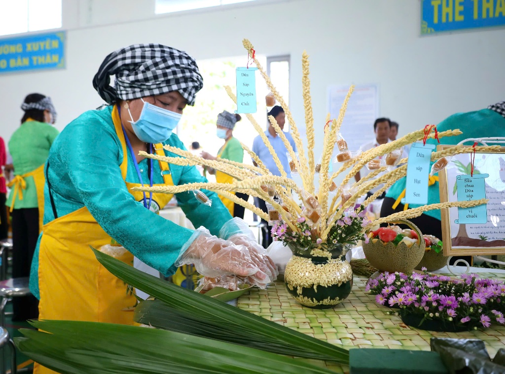 Cẩn thận bày trí các món ngon từ dừa sáp