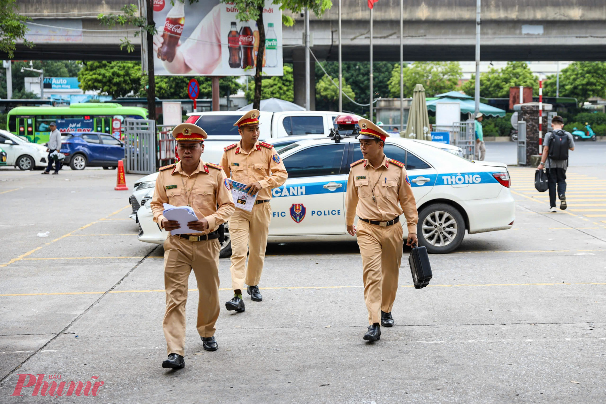 CSGT tuyên truyền, hướng dẫn pháp luật, phát tờ rơi cho đội ngũ lái xe, hướng dẫn lái xe kiểm tra phương tiện, sắp xết hành khách, hàng hóa trên phương tiện bảo đảm an toàn.