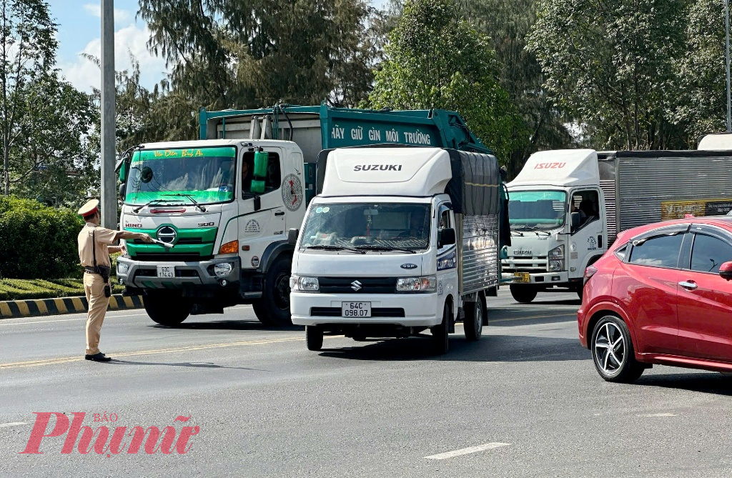 CSGT Công an tỉnh Tiền Giang điều tiết giao thông tại khu vực cầu Rạch Miễu - Ảnh: Thanh Lâm