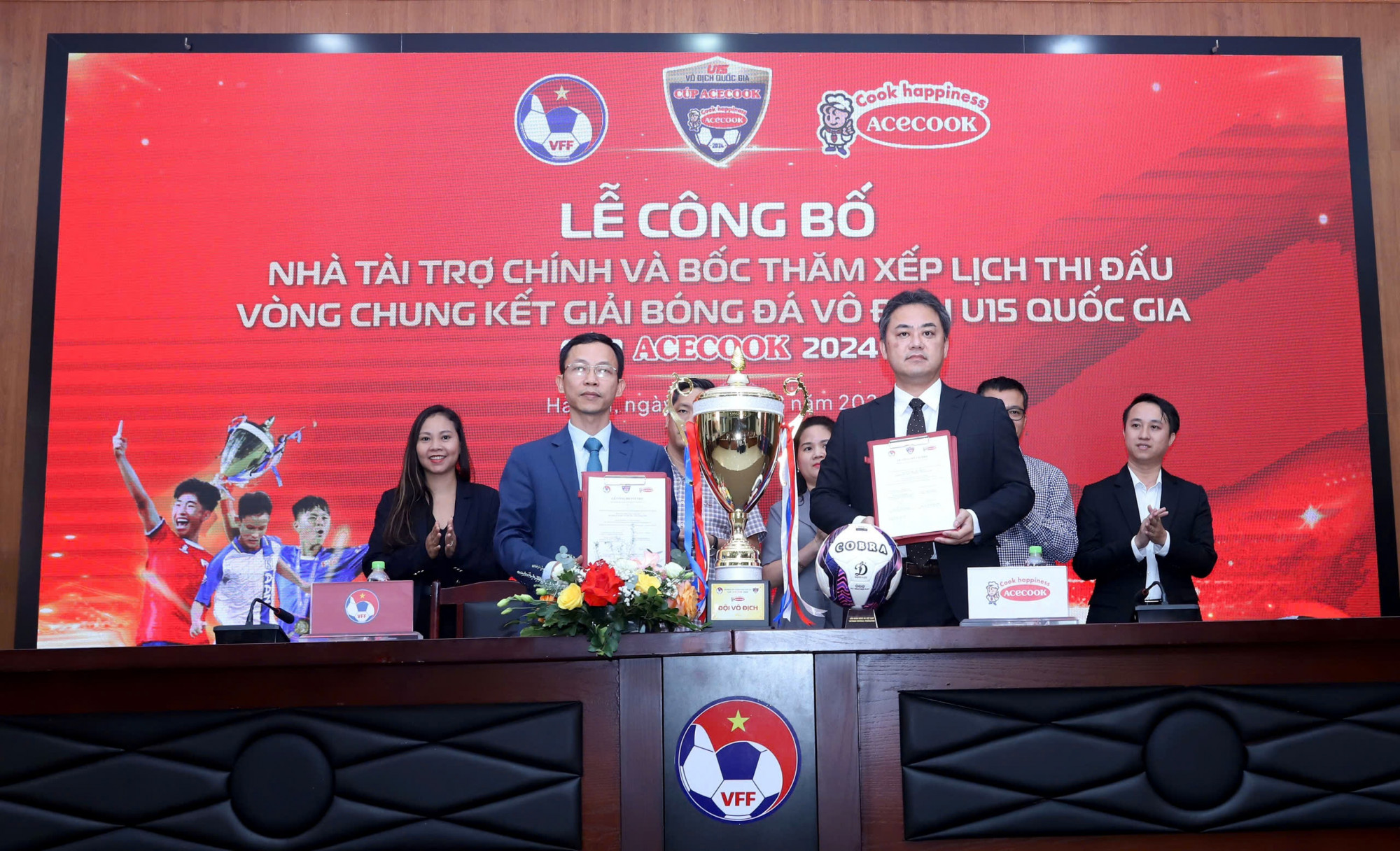 Lễ ký kết là nhà tài trợ chính của VCK Giải bóng đá Vô địch U15 Quốc gia - Cúp Acecook 2024 - Ảnh: ACV