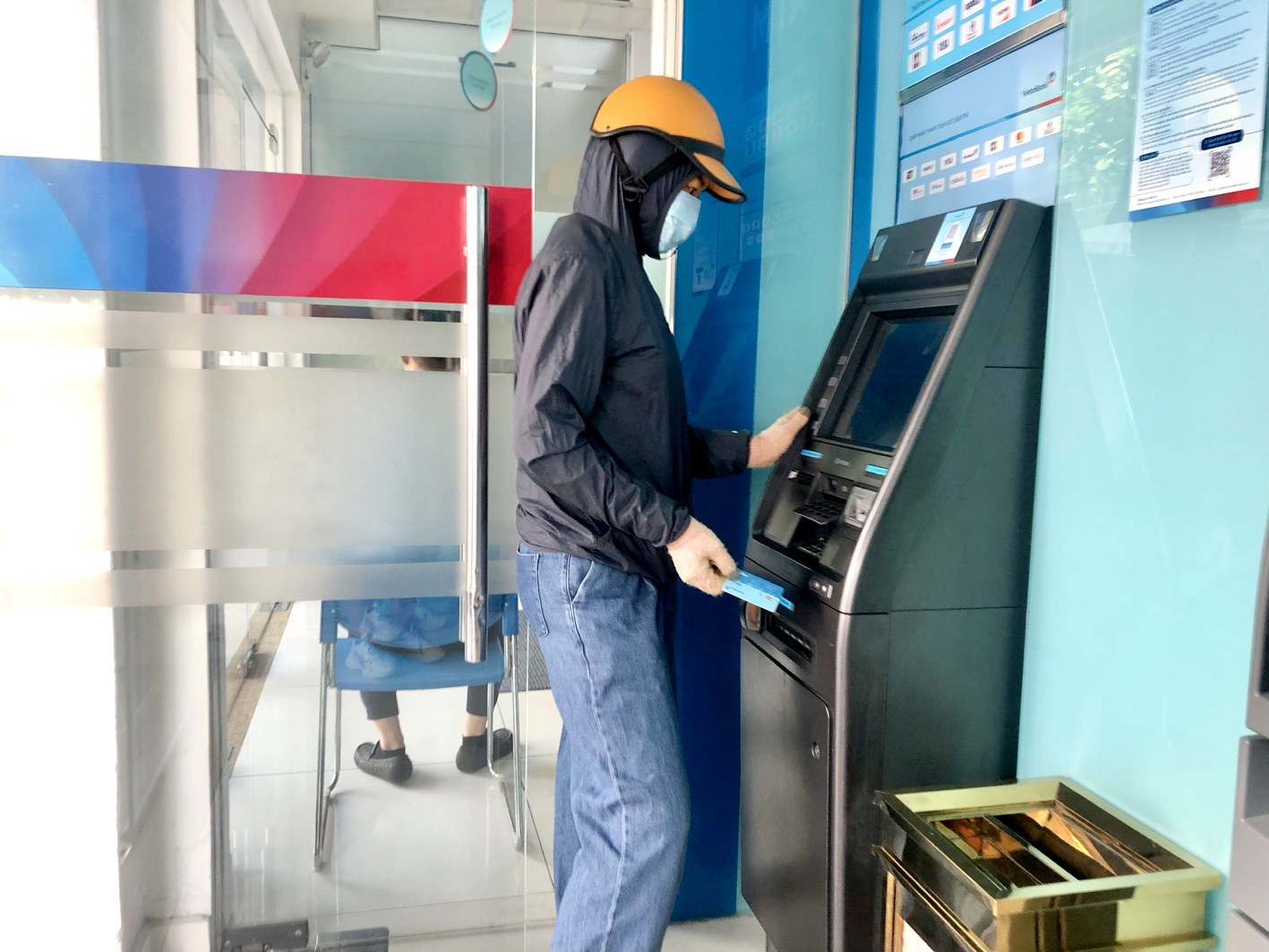 Khi mua bảo hiểm tài khoản, nếu bị mất thẻ, bị cướp tiền khi rút tiền ATM,  khách hàng sẽ được chi trả tổn thất 