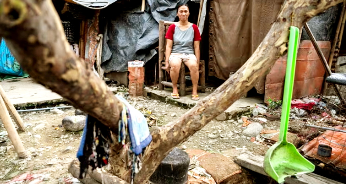 Chị Gemma Yago trước ngôi nhà làm bằng tre và bạt của mình ở San Isidro, tỉnh Rizal, Philippines - ẢNH: WISNU AGUNG PRASETYO (CNA)