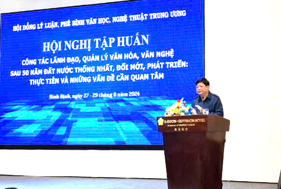 PGS, TS Nguyễn Thế Kỷ, nguyên Ủy viên Trung ương Đảng, Chủ tịch Hội đồng Lý luận, phê bình văn học, nghệ thuật Trung ương phát biểu khai mạc hội nghị tập huấn văn hóa, văn nghệ. Ảnh: Mạnh Hoài Nam