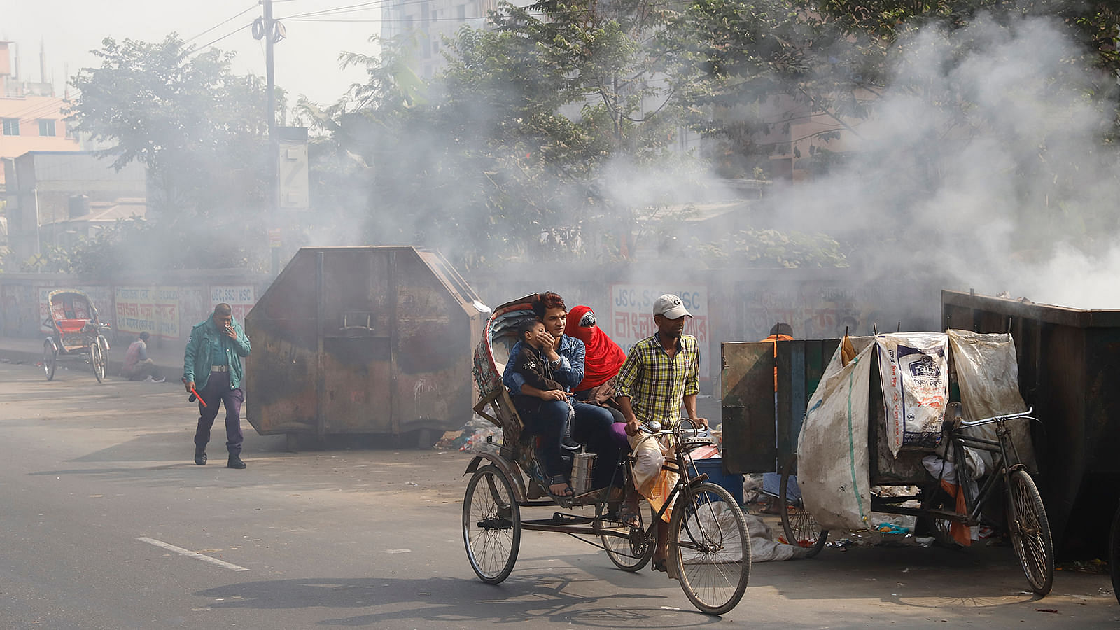 Tình hình ô nhiễm không khí ngày càng nghiêm trọng ở Bangladesh - Ảnh: The Daily Star