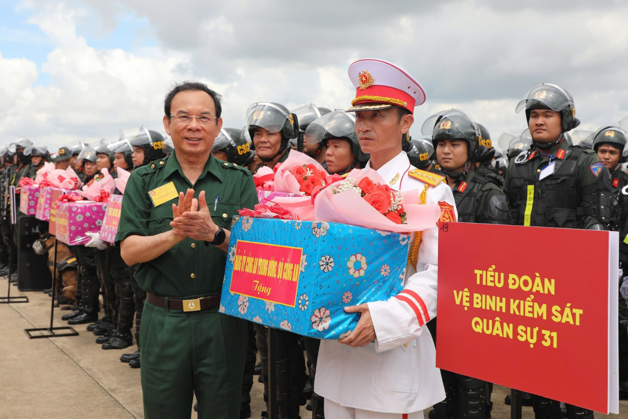 Bí thư Thành ủy TPHCM Nguyễn Văn Nên chúc mừng và tặng qua các đơn vị sau buổi diễn tập - Ảnh: Công an TPHCM cung cấp