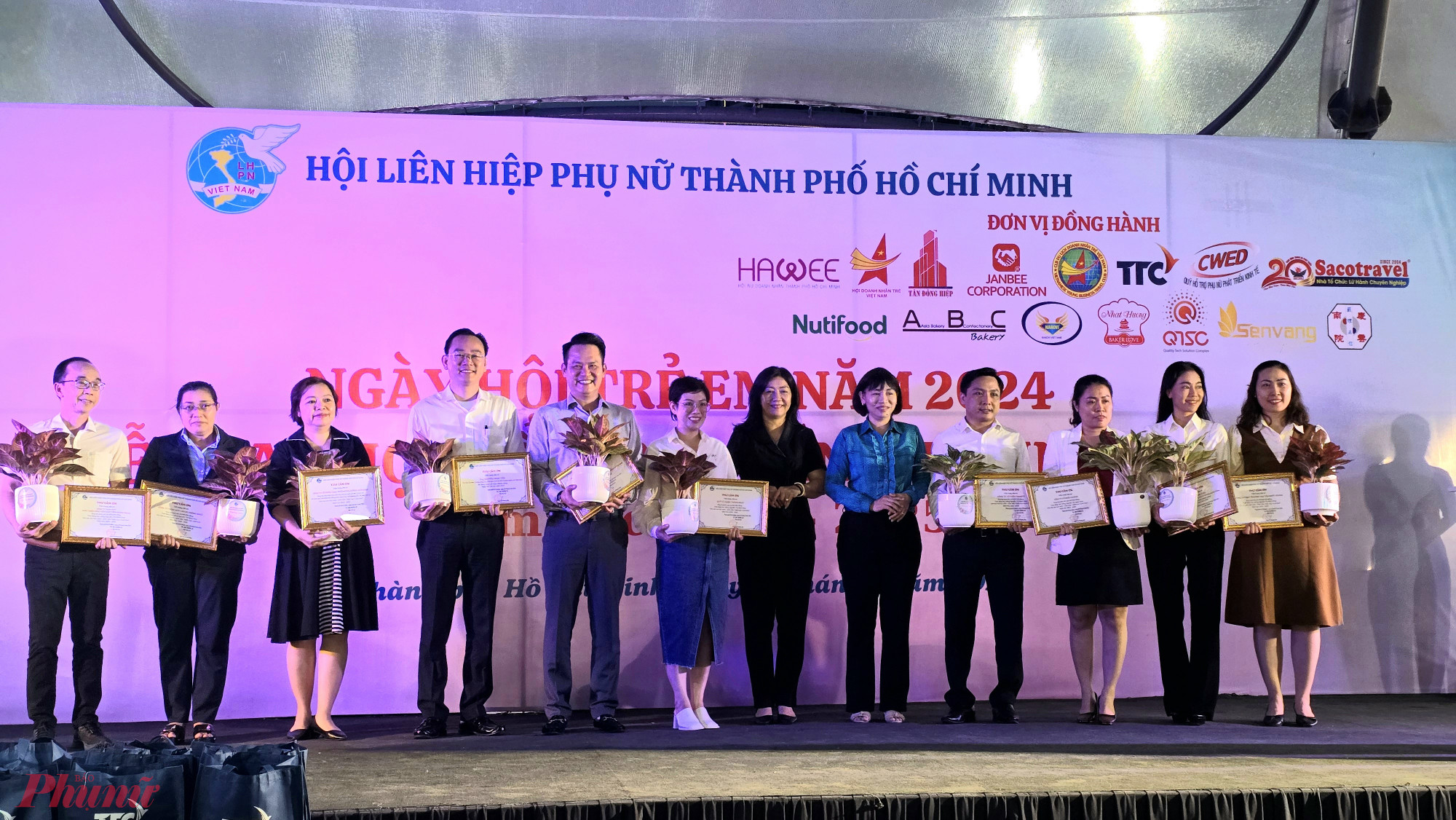 Hội LHPN TPHCM trao thư cảm ơn các đơn vị đồng hành cùng chương trình 