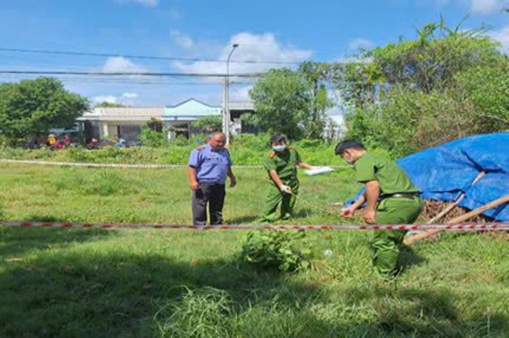 Công an phong tỏa hiện trường để khám nghiệm phục vụ điều tra - Ảnh: CACC