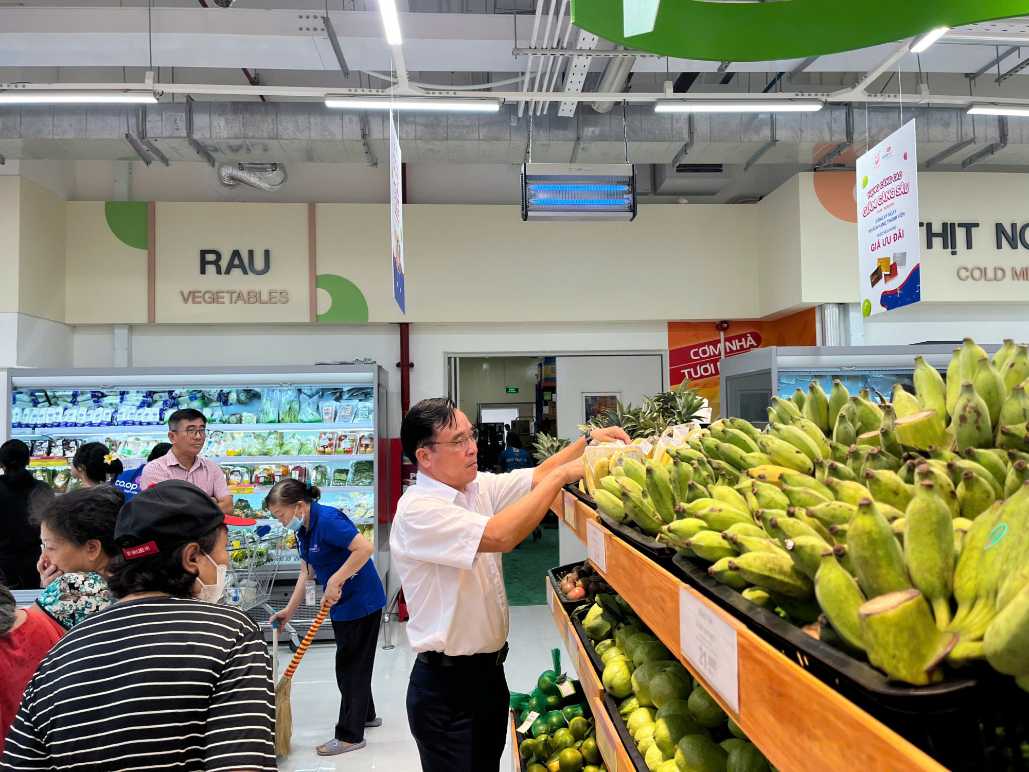 Ông Nguyễn Ngọc Thắng - Phó tổng giám đốc Saigon Co.op - kiểm tra công tác kinh doanh ngày mở cửa bán hàng - Ảnh: Saigon Co.op