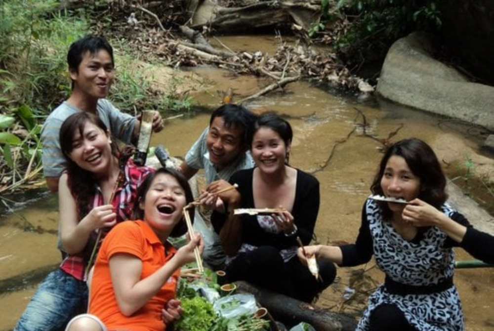 Nếu không thích di chuyển xa TPHCM, bạn có thể chọn những thác nước ở Đồng Nai như thác Đá Hàn, thác Giang Điền, thác Trị An. 3 thác nước này đều gần TPHCM nên có thể đi về trong ngày, tuy nhiên, nếu điều kiệu cho phép, bạn có thể thuê lều qua đêm tại các KDL quanh thác để hòa mình vào thiên nhiên 