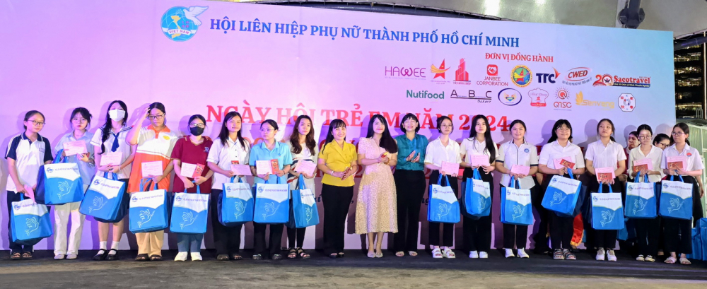 Hội LHPN TPHCM và các đơn vị tài trợ tặng quà và học bổng Nguyễn Thị Minh Khai cho các em học sinh - sinh viên