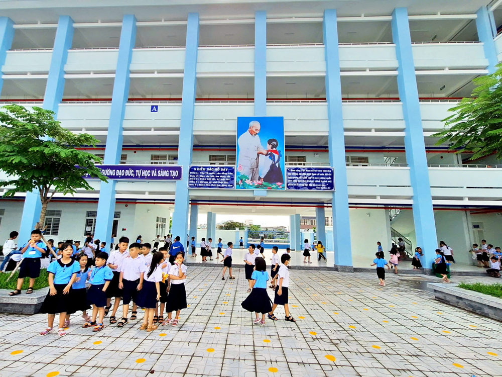 Học sinh Trường tiểu học Đinh Công Tráng (phường An Lạc, quận Bình Tân) vui chơi ở sân trường trong giờ ra chơi