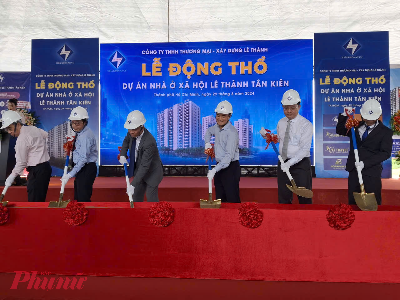 Ông Bùi Xuân Cường - Phó Chủ tịch UBND TPHCM cùng lãnh đạo các sở, ngành và Công ty Lê Thành thực hiện nghi thức động thổ dự án nhà ở xã hội Lê Thành Tân Kiên