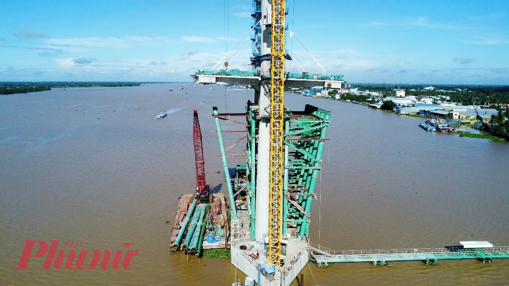 Hiện, trên công trường, các đơn vị đang nghiêm túc triển khai thi công 3 ca, 4 kíp và tất cả cùng quyết tâm hoàn thành dự án vào ngày 2/9/2025 theo ý kiến chỉ đạo của Thủ tướng Chính phủ và Bộ trưởng Bộ GTVT.