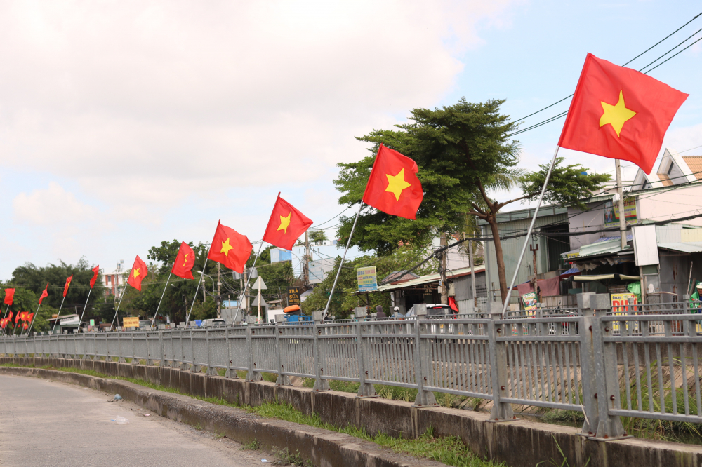 Sáng 30/8, nhiều người chạy xe dọc tuyến đường ven rạch Rỗng Tùng, phường Thạnh Xuân, quận 12 đã dừng lại bày tỏ xúc động trước hình ảnh cờ Tổ quốc phất phới trong gió. Trên hàng rào bê tông kiên cố ven rạch dài 3.000m, cứ cách 10m có một lá cờ Tổ quốc được treo bằng cán một cách trang trọng.