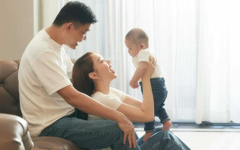 Minh Hằng cùng chồng và con trai