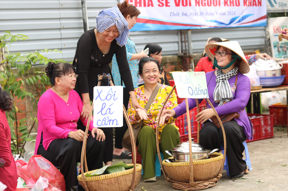 Những gánh xôi đong đầy yêu thương ở chợ.