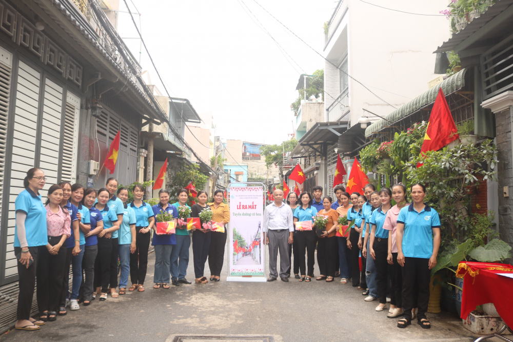 Tại phường Tân Chánh Hiệp, quận 12, vào ngày 28/8, Hội LHPN phường đã ra mắt tuyến đường cờ hoa tại 2 hẻm là 230 Lâm Thị Hố, khu phố 34 và hẻm 409 khu phố 25.