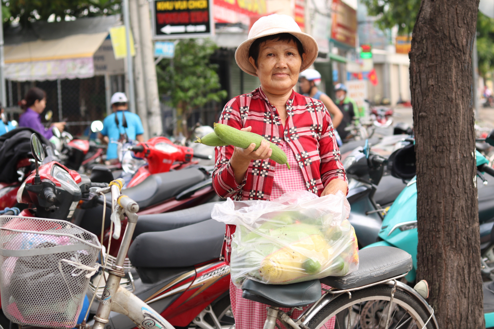 Bà Lâm Thị Yến nói rất mừng khi được nhận phần quà nghĩa tình từ hội.