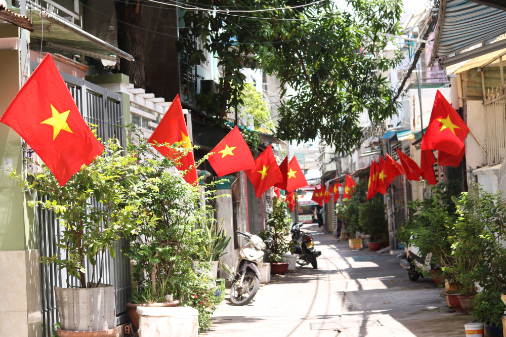 Ở phường Bình Hưng Hòa A, quận Bình Tân, khu phố 32 có 9 hẻm và 2 tuyến đường lớn (đường số 3 và đường miếu Bình Đông), còn khu phố 33 có 8 hẻm và 3 tuyến đường lớn (đường số 1, đường Bình Long và đường miếu Bình Đông). Đến ngày 30/8, tất cả tuyến đường, tuyến hẻm tại 2 khu phố này đều đã rực rỡ cờ hoa chào mừng Quốc khánh.