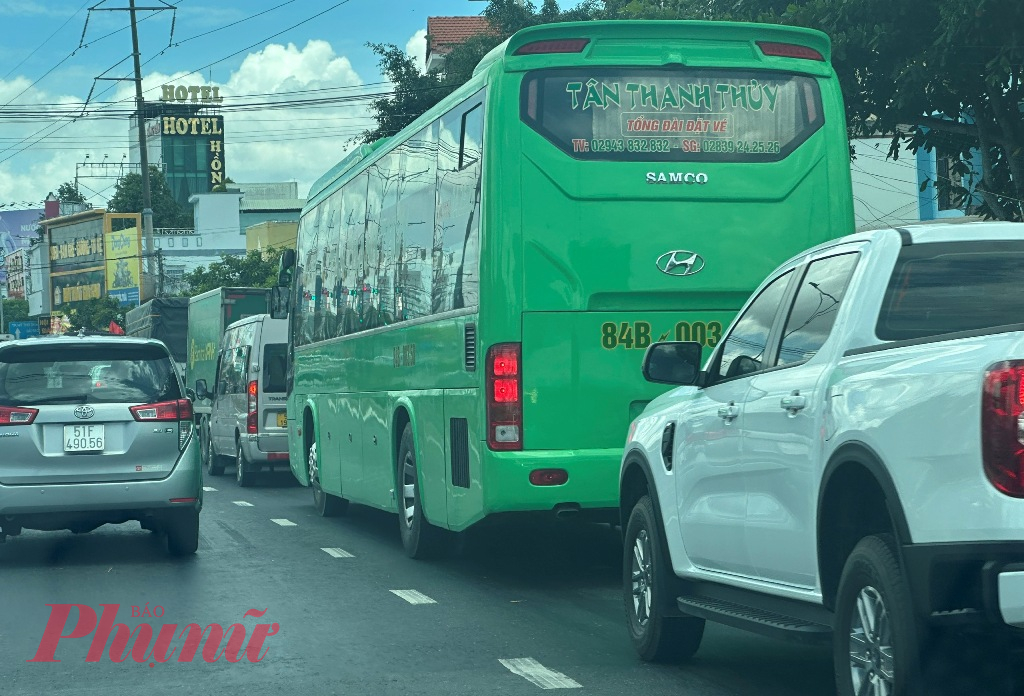 Ô tô di chuyển chậm trên Quốc lộ 60, hướng từ Tiền Giang đi Bến Tre - Ảnh: Thanh Lâm