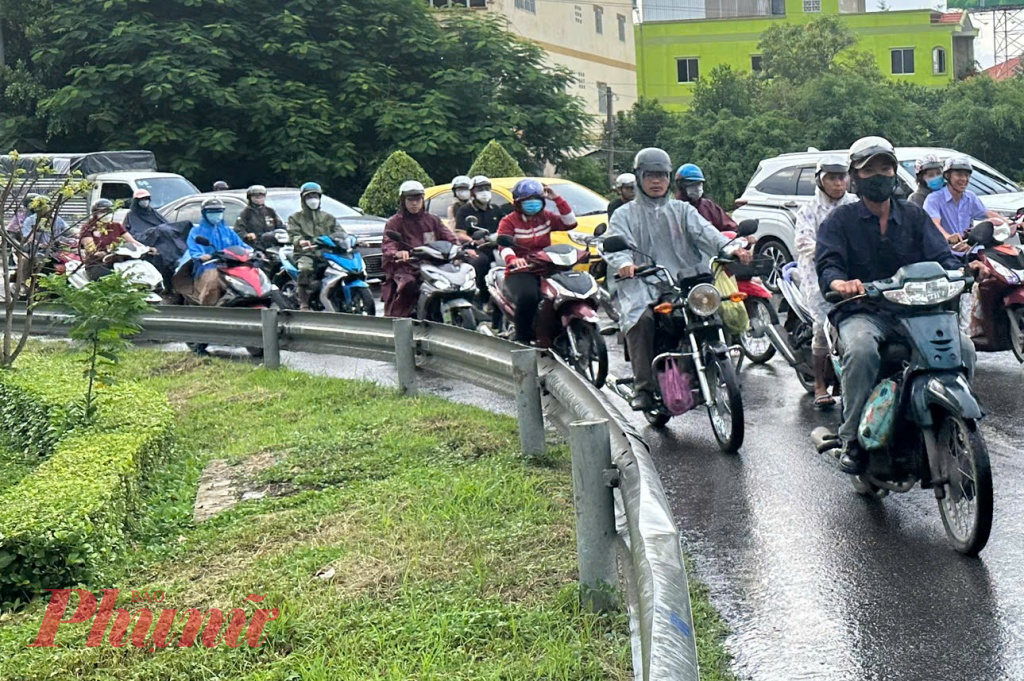 Hàng nghìn phương tiện xe mô tô, ô tô di chuyển chậm qua cầu Rạch Miễu vào chiều 30/8 - Ảnh: Thanh Lâm