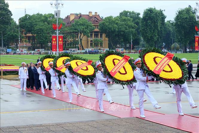 Các đồng chí lãnh đạo, nguyên lãnh đạo Đảng, Nhà nước đặt vòng hoa và vào Lăng viếng Chủ tịch Hồ Chí Minh. Ảnh: An Đăng/TTXVN