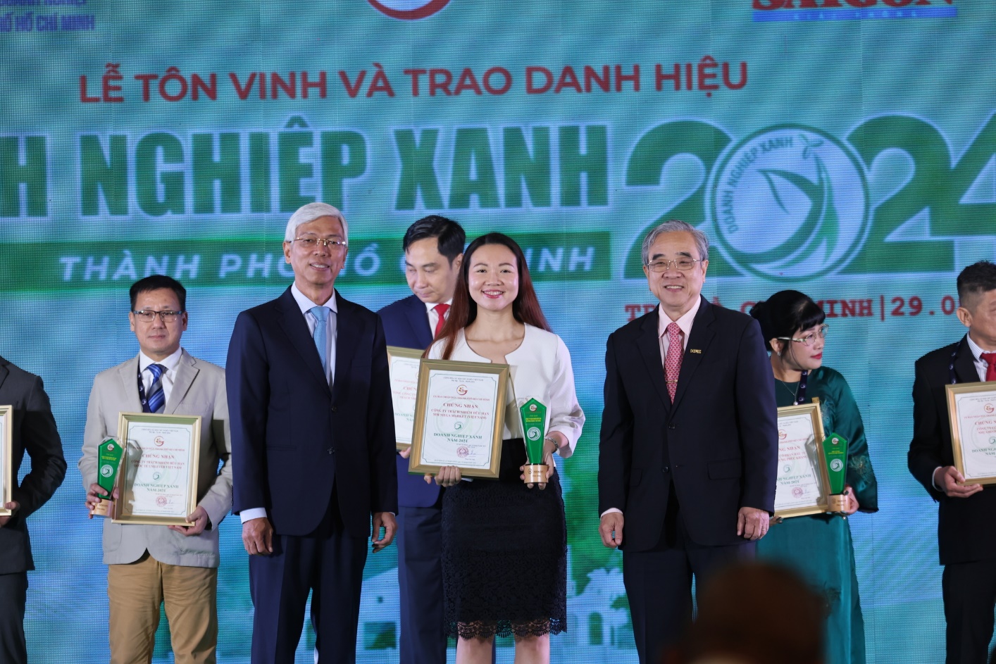 Đại diện MM Mega Market Việt Nam (giữa) nhận giải “Doanh nghiệp xanh TPHCM năm 2024” - Ảnh: MMVN