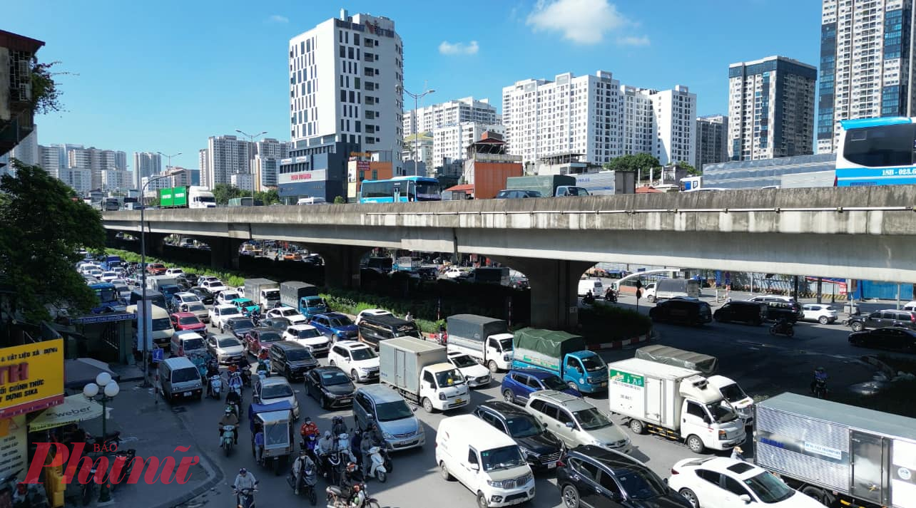 Ngay từ đầu giờ chiều, nhiều điểm giao thông của Hà Nội 'tăng nhiệt'. Nhiều tuyến đường ra ngoại thành Hà Nội ghi nhận tình trạng ùn ứ giao thông từ rất sớm.