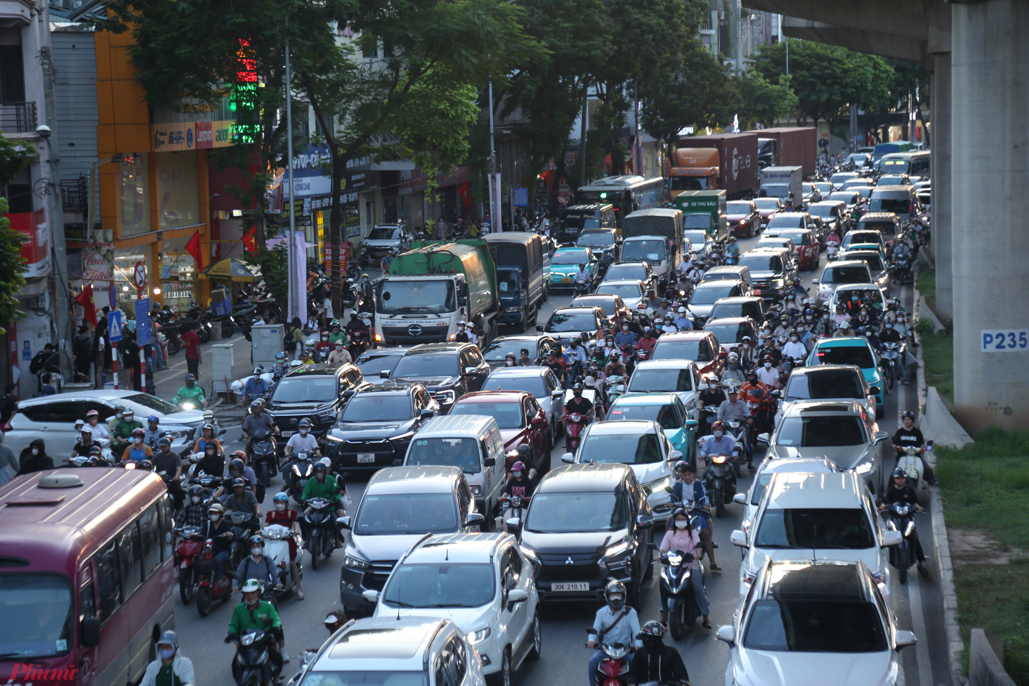 Phương tiện xếp hàng dài, nối đuôi nhau chờ thoát ùn tắc.