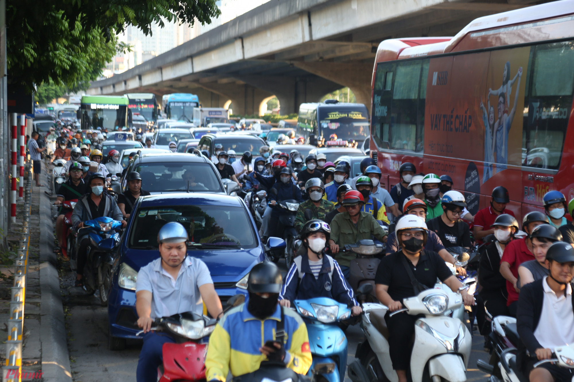 Khu vực đường Phạm Hùng, phương tiện chen chúc nhau, di chuyển nhích từng chút một trên đường.