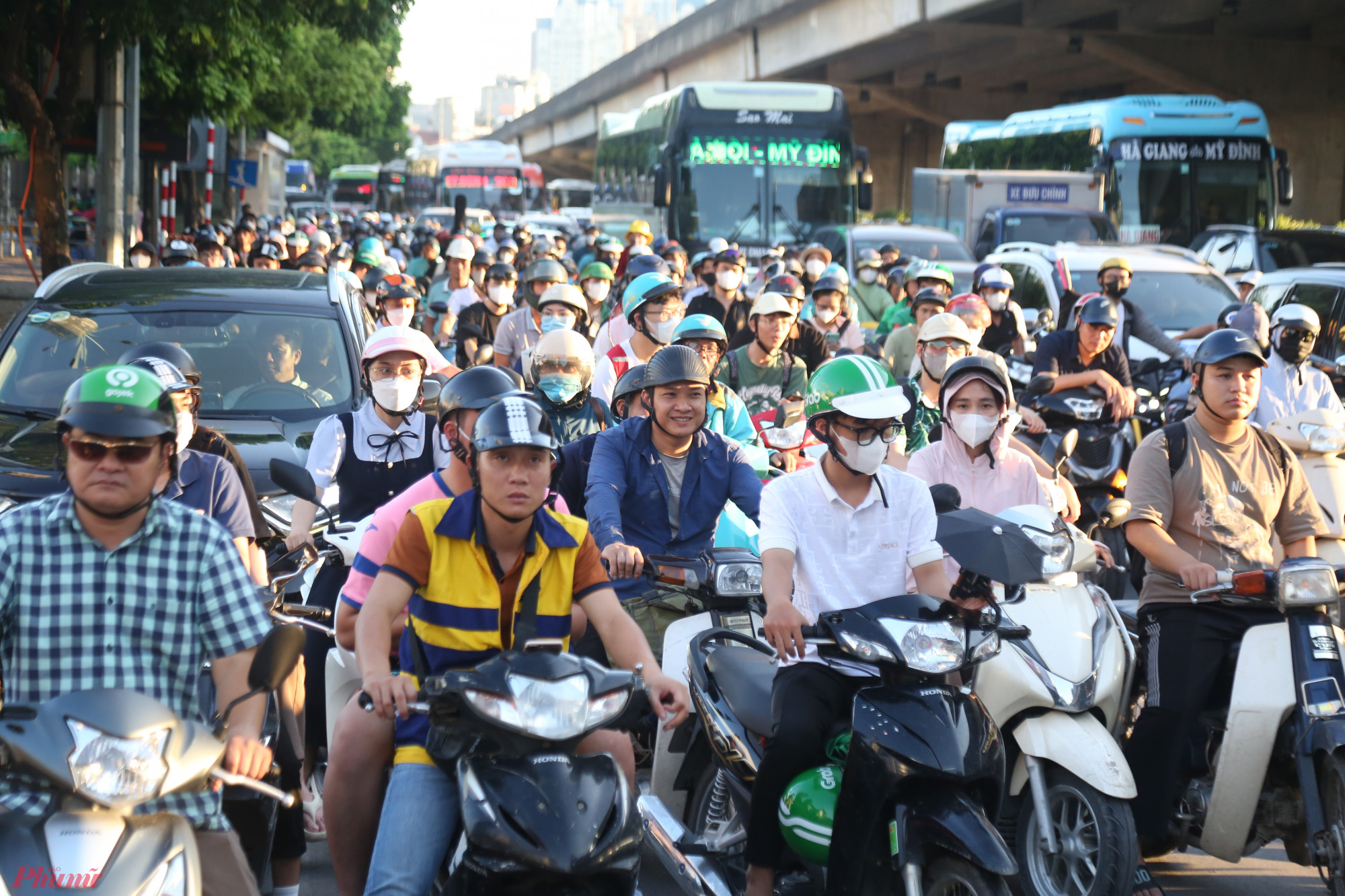 Chiều tối 30/8, người dân kết thúc ngày làm việc cuối cùng trước khi bước vào kỳ nghỉ lễ Quốc khánh 2/9 kéo dài, đường phố Hà Nội (đặc biệt là khu vực cửa ngỏ Thủ đô, đường liên tỉnh,...) bắt đầu 'tăng nhiệt', người và xe chen chúc nối đuôi nhau hàng cây số, tại 1 số nút giao đã ghi nhận ùn tắc cục bộ.