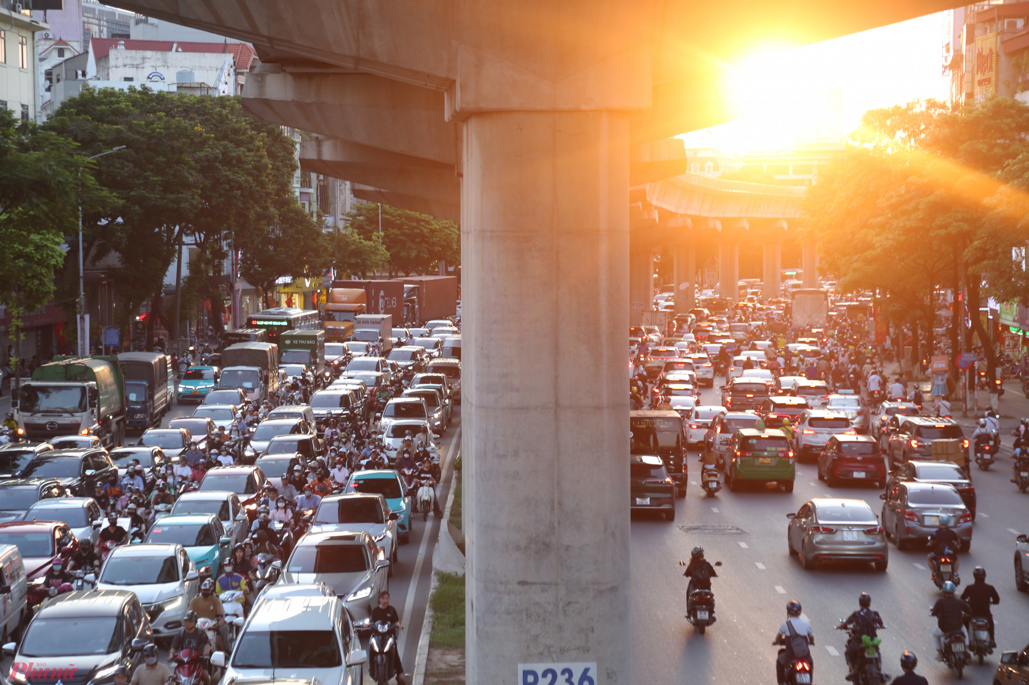 Khu vực Hồ Tùng Mậu hướng đi Quốc lộ 32C ùn ứ cả 2 chiều, người dân chật vật di chuyển về quê nghỉ lễ.