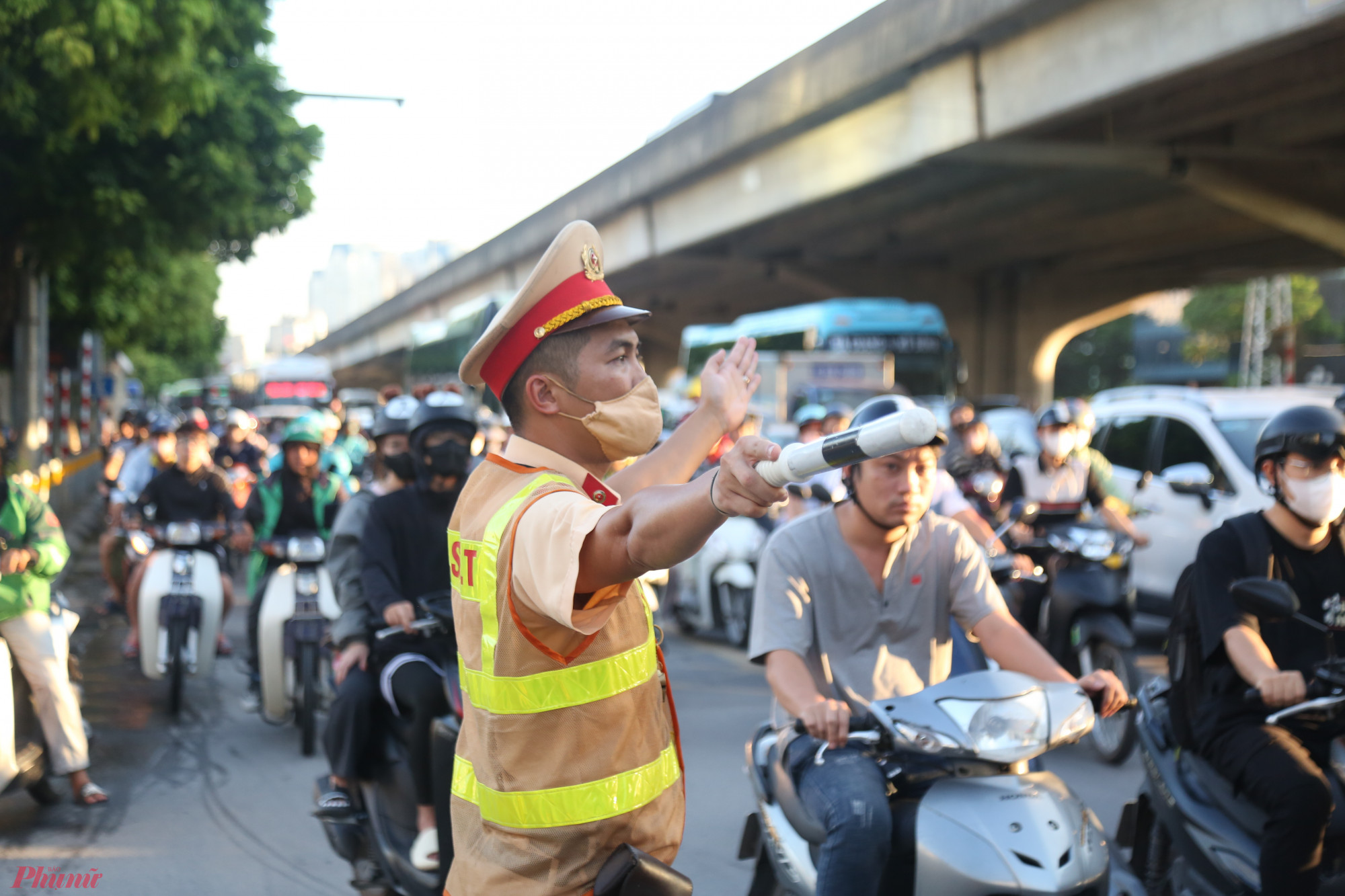 Các Đội CSGT lên phương án, phối hợp với các lực lượng khác phân luồng hướng dẫn giao thông tại các nút giao trọng điểm, các tuyến chính, cửa ngõ ra vào Thủ đô, không để xảy ra ùn tắc giao thông kéo dài, đặc biệt trong kỳ nghĩ lễ Quốc Khánh 2/9. Dịp nghỉ lễ Quốc khánh 2/9 năm nay, cán bộ, công chức, viên chức, người lao động được nghỉ từ ngày 31/8 đến 3/9. Dự báo, tại cửa ngõ thành phố Hà Nội, TP.HCM... và các tuyến cao tốc, lưu lượng phương tiện gia tăng đột biến.