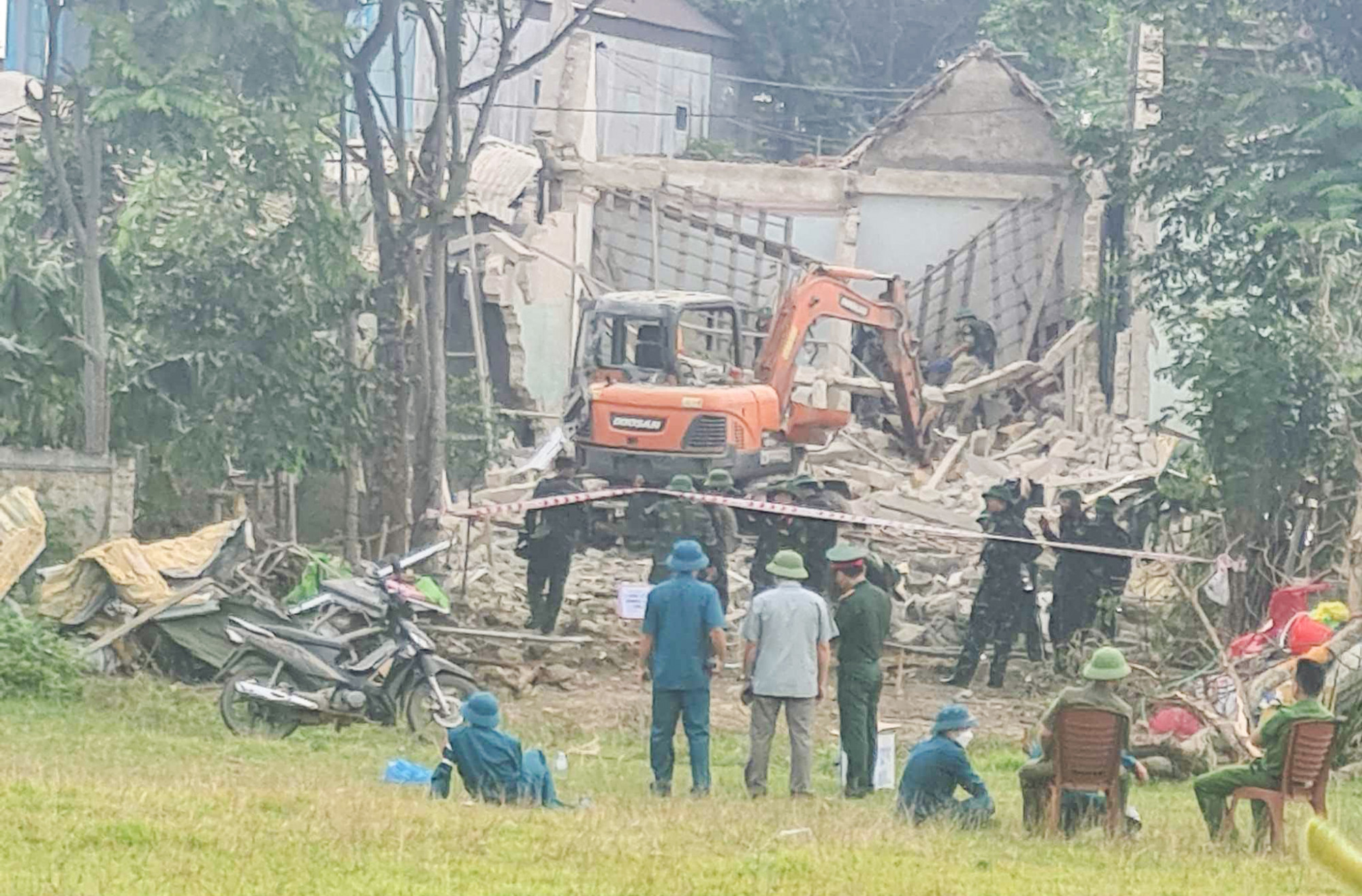 Lực lượng chức năng triển khai phương án rà tìm vật liệu nổ ở hiện trường - Ảnh: Bá Cường