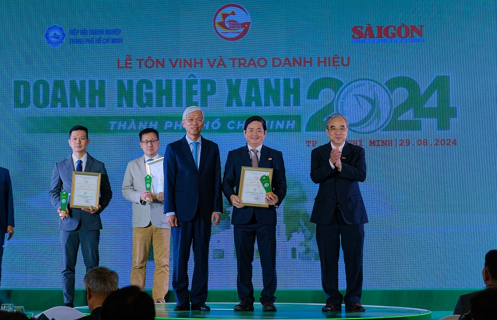 Ông Lâm Quốc Thanh - Tổng giám đốc SATRA nhận danh hiệu “Doanh nghiệp xanh TPHCM năm 2024” - Ảnh: SATRA