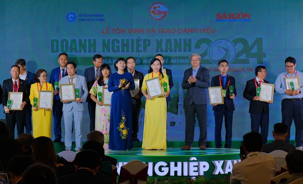 Đại diện Công ty COFIDEC - đơn vị thành viên của SATRA nhận danh hiệu “Doanh nghiệp xanh TPHCM năm 2024” - Ảnh: SATRA