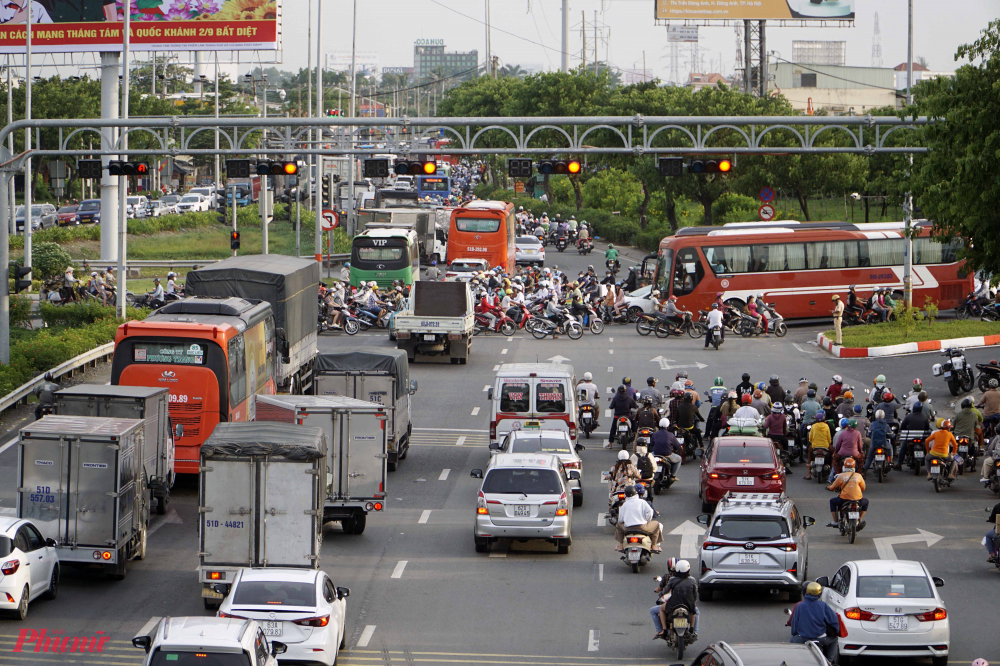 Khoảng 17h30, Trên Quốc lộ 1, đoạn qua huyện Bình Chánh, hướng từ TPHCM đi tỉnh Long An lượng phương tiện không ngừng tăng lên, các xe di chuyển chậm. Ở hướng ngược lại từ tỉnh Long An hướng về TPHCM đường khá thông thoáng - Ảnh: Vũ Quyền