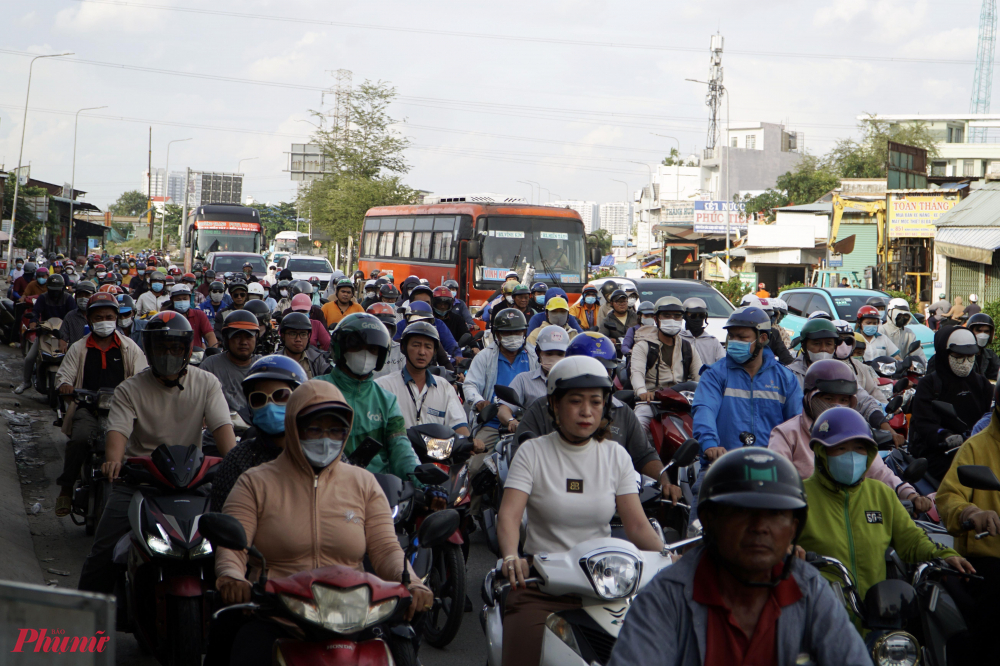 Khoảng 17h15, trên đường Kinh Dương Vương, quận Bình Tân, đoạn gần vòng xoay An Lạc, hướng từ Bến xe Miền Tây đi Quốc lộ 1 xuất hiện ùn ứ - Ảnh: Vũ Quyền