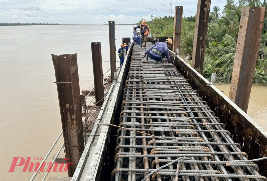 Công nhân làm việc với tinh thần khẩn trương.