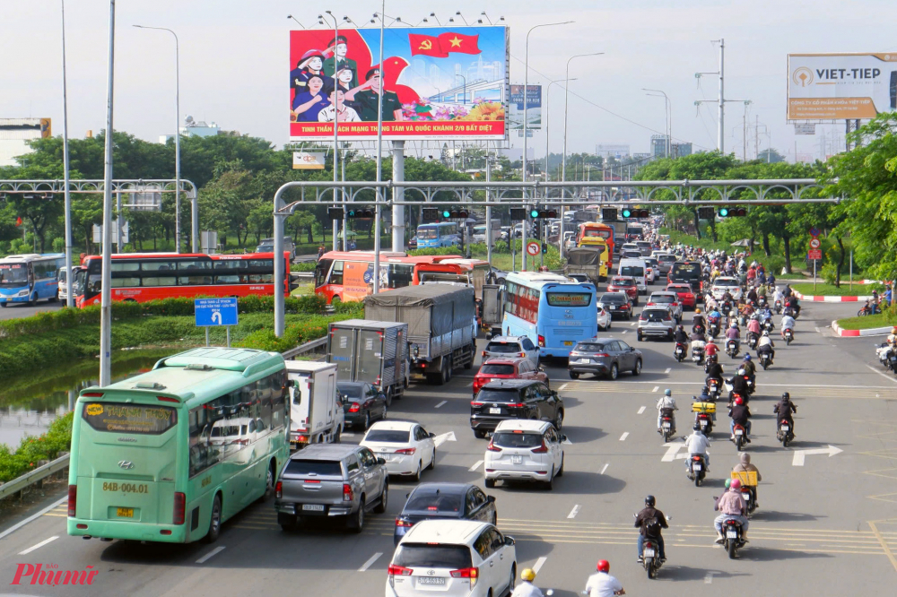 Lượng phương tiện tăng đột ngột khiến Quốc lộ 1 thỉnh thoảng xuất hiện cảnh ùn ứ - Ảnh: Vũ Quyền