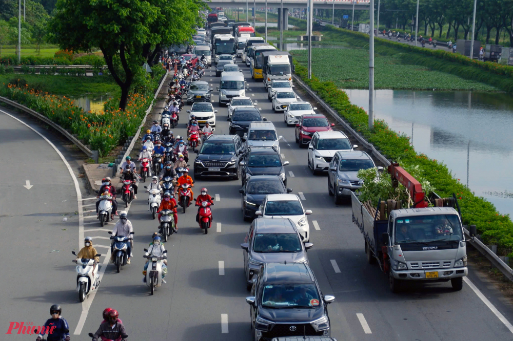 Người dân ùn ùn về quê, phương tiện nối đuôi nhau di chuyển về các tỉnh miền Tây - Ảnh: Vũ Quyền