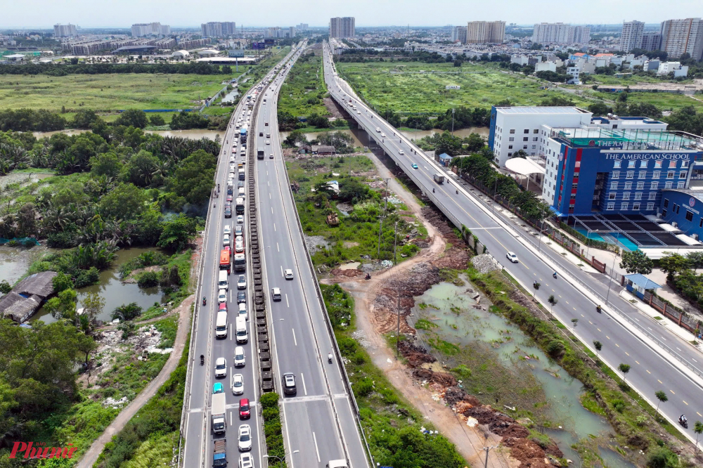 Trên đường dẫn, đoạn từ đường Đỗ Xuân Hợp về đường Mai Chí Thọ, hướng từ tỉnh Đồng Nai về TPHCM xảy ra tình trạng ùn ứ. Ngược lại, hướng từ TPHCM đi tỉnh Đồng Nai khá thông thoáng - Ảnh: Vũ Quyền